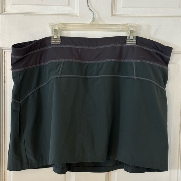 Athleta gray slightly flared skort with built in shorts… Hidden back pocket.. XL - Picture 2 of 14